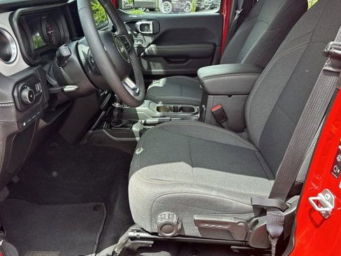 Used 2025 Jeep Wrangler Unlimited Sahara w/ Safety Group AWD/4WD image 10