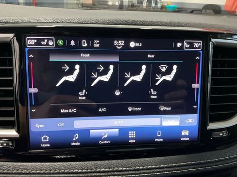 Used 2024 Chrysler Pacifica Touring-L image 30