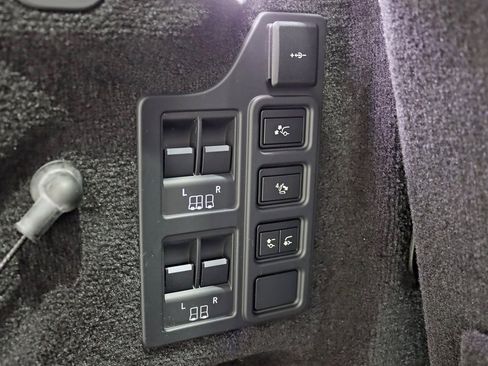 Used 2023 Land Rover Discovery Metropolitan Edition image 44