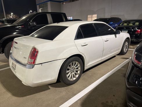 Used 2014 Chrysler 300 image 3