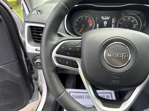 Used 2022 Jeep Cherokee Latitude AWD/4WD image 17