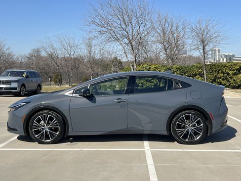 Used 2023 Toyota Prius XLE image 4