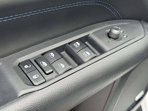 Used 2025 Jeep Compass Limited w/ Sun & Sound Group AWD/4WD image 17