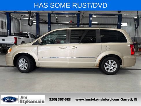 Used 2011 Chrysler Town & Country Touring w/ Entertainment Group #1 FWD image 7