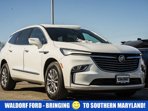 Used 2023 Buick Enclave Essence image 1