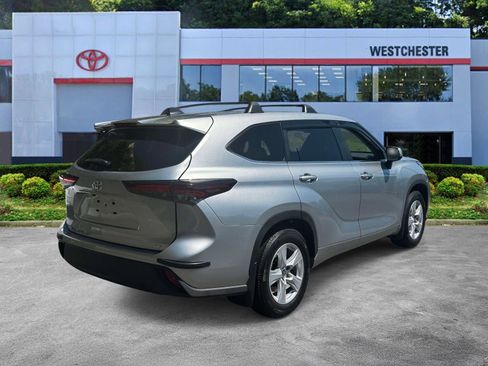 Used 2024 Toyota Highlander LE FWD image 6