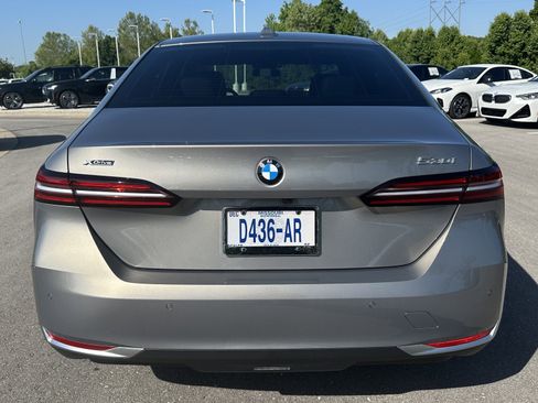 Used 2025 BMW 530i xDrive 530i xDrive w/ Premium Package image 9