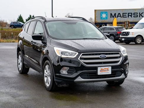 Used 2017 Ford Escape SE w/ Equipment Group 201A image 2