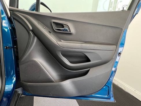 Used 2019 Chevrolet Trax LT w/ LT Convenience Package image 11