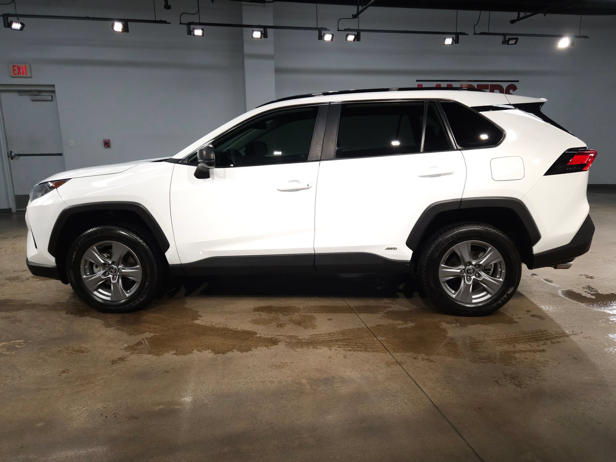 Used 2022 Toyota RAV4 LE AWD/4WD image 4