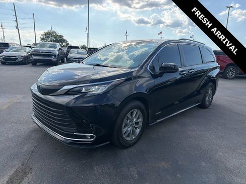 Used 2021 Toyota Sienna XLE FWD image 2