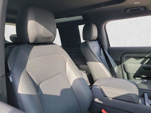 Used 2023 Land Rover Defender 90 S image 14