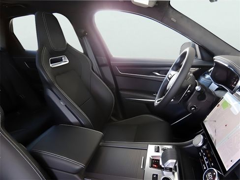 Used 2025 Jaguar F-PACE R-Dynamic S image 9