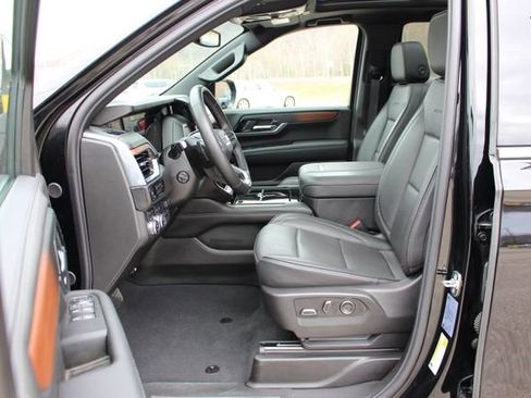 Used 2025 GMC Yukon Denali w/ Sun & Power Step Package image 9