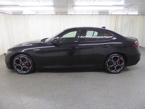 Used 2022 Alfa Romeo Giulia Veloce AWD/4WD image 4