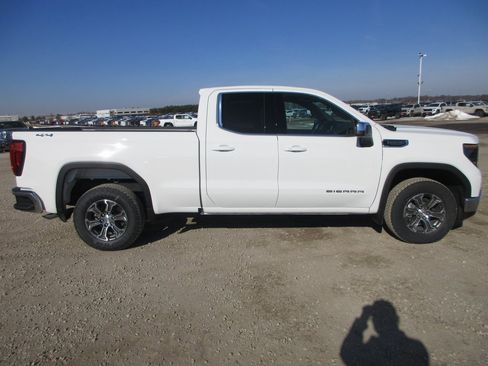 New 2026 GMC Sierra 1500 SLE image 3