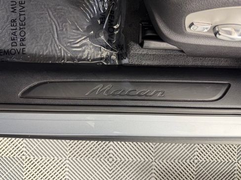 Certified 2024 Porsche Macan AWD/4WD image 20