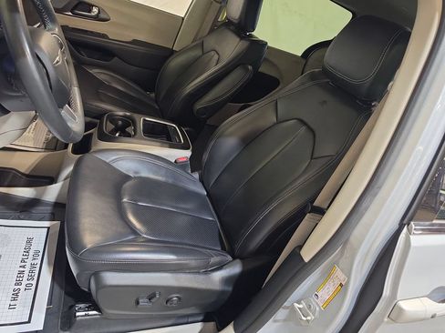 Used 2023 Chrysler Pacifica Touring-L FWD image 13