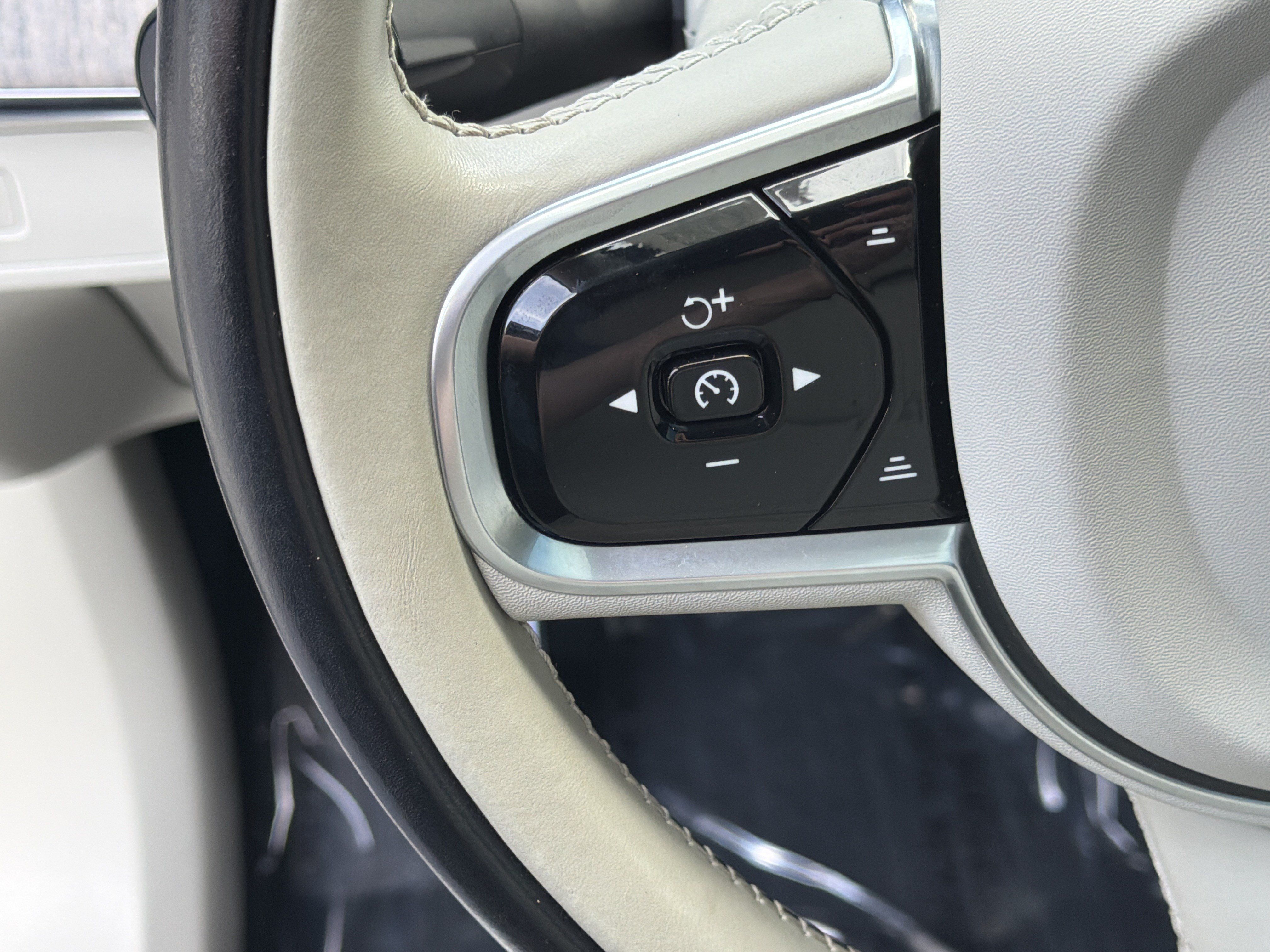Certified 2023 Volvo XC90 B6 Plus w/ Protection Package Premier AWD/4WD image 18