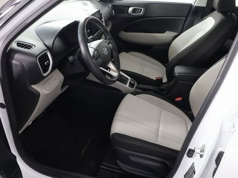 Used 2023 Hyundai Venue SEL image 17
