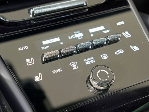 Certified 2024 Porsche Cayenne Turbo AWD/4WD image 40