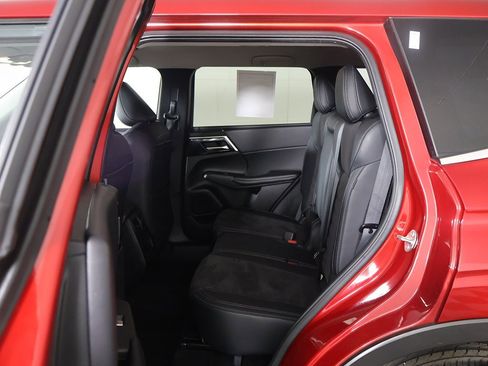 Used 2024 Mitsubishi Outlander SE image 32