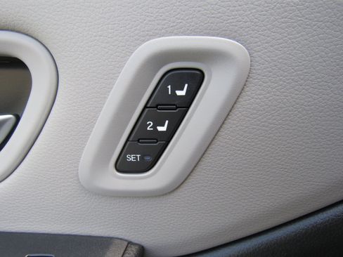 Used 2025 Honda Pilot Touring image 14