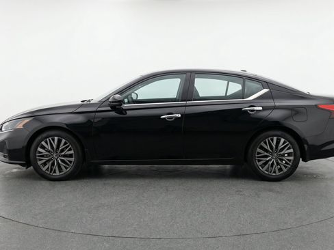 Used 2025 Nissan Altima 2.5 SV FWD image 5