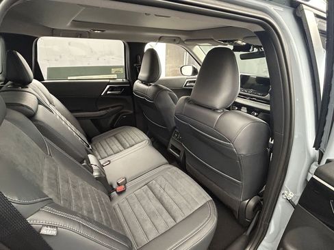 New 2025 Mitsubishi Outlander image 54