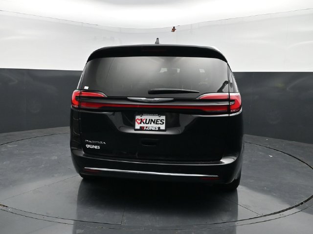 Used 2024 Chrysler Pacifica Touring-L FWD image 7