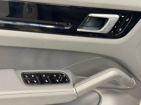 Used 2021 Porsche Cayenne image 22