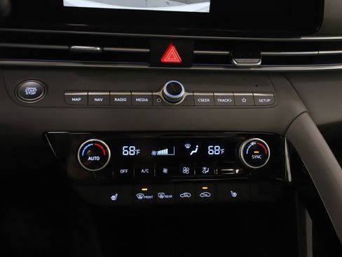 Used 2025 Hyundai Elantra SEL image 21