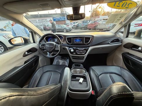 Used 2021 Chrysler Voyager Lxi image 15