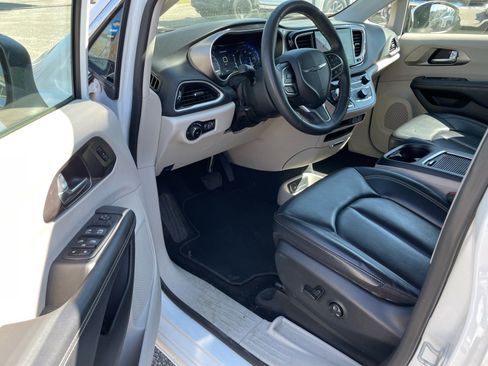 Used 2023 Chrysler Pacifica Touring-L image 4