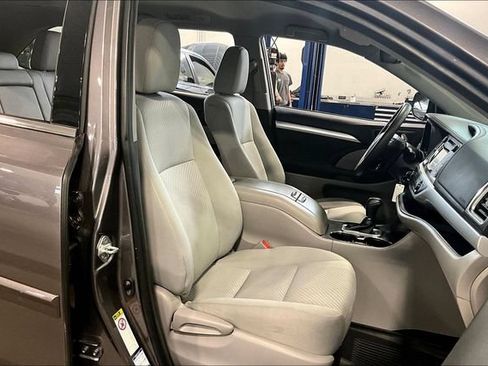 Used 2019 Toyota Highlander LE AWD/4WD image 7