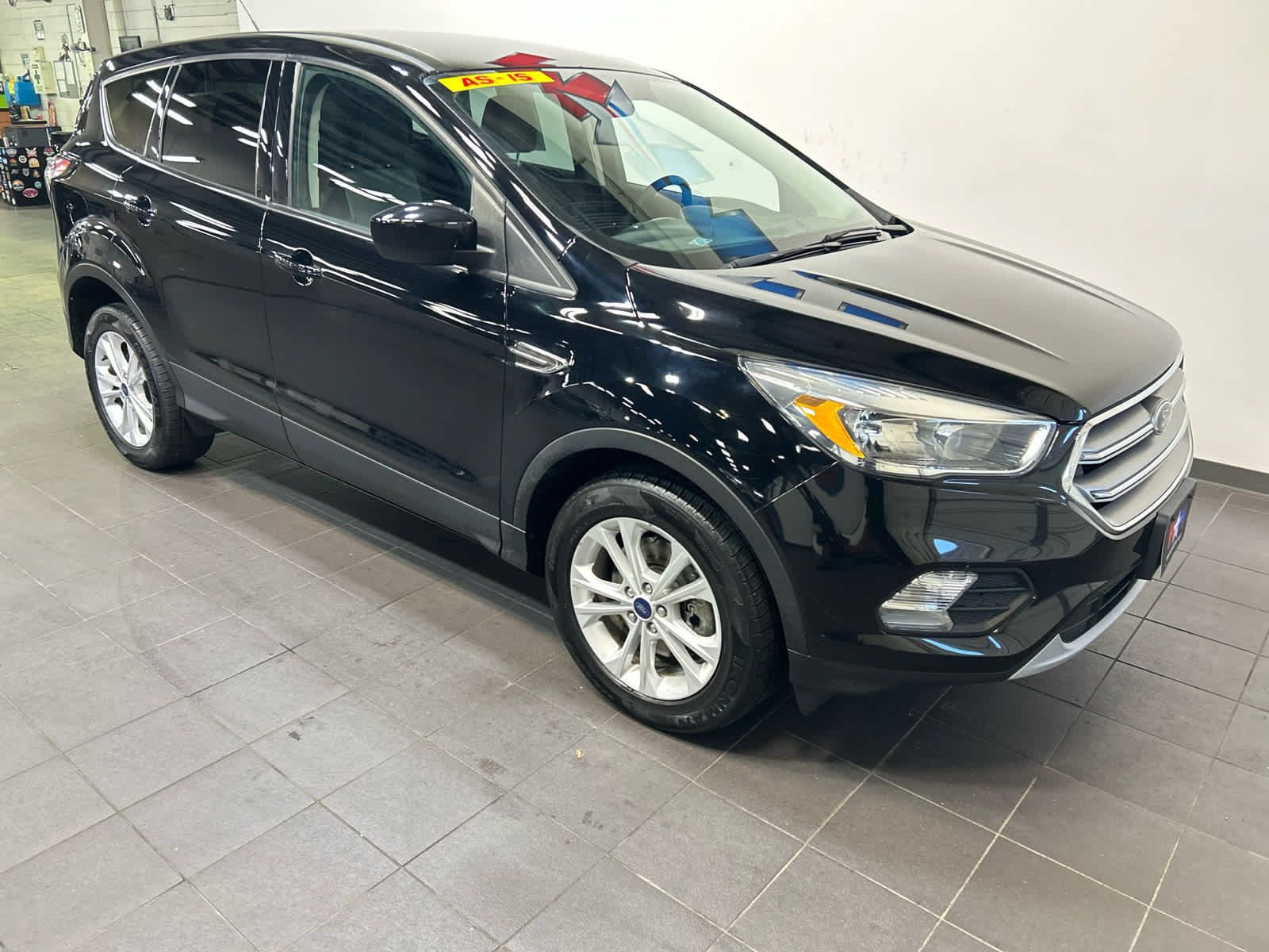 Used 2017 Ford Escape SE w/ SE Cold Weather Package AWD/4WD image 2