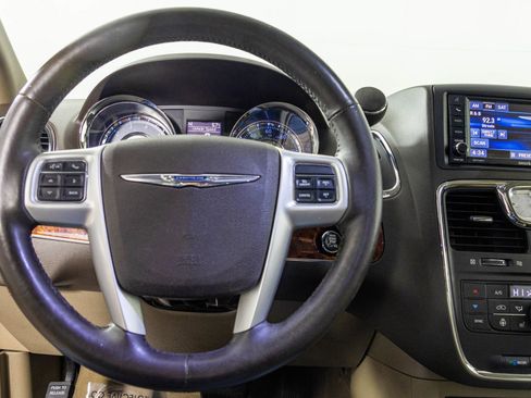 Used 2016 Chrysler Town & Country Touring-L w/ Driver Convenience Group image 32