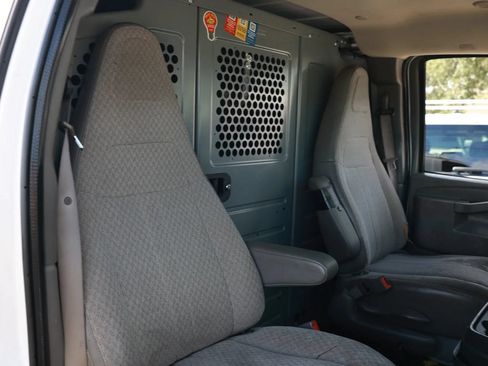 Used 2017 Chevrolet Express 2500 Extended RWD image 17