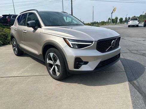 Used 2024 Volvo XC40 B5 Plus w/ Protection Package Premier AWD/4WD image 3