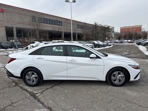 Certified 2025 Hyundai Elantra SE image 16