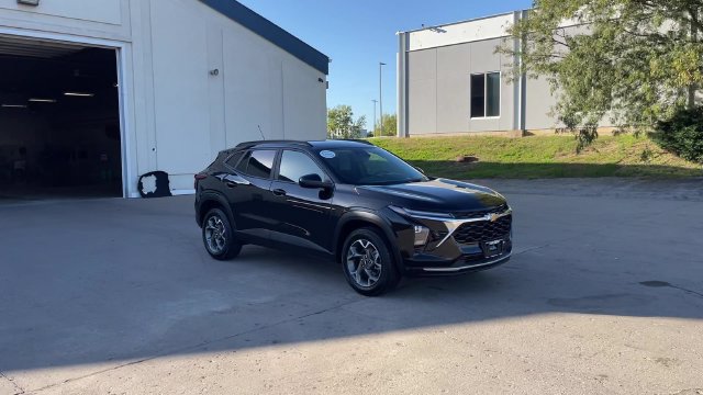Used 2025 Chevrolet Trax LT FWD image 2
