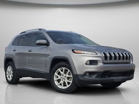 Used 2017 Jeep Cherokee Latitude w/ Comfort/Convenience Group image 2
