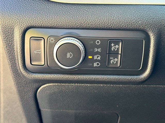 Used 2020 Ford Explorer XLT w/ Equipment Group 202A AWD/4WD image 26