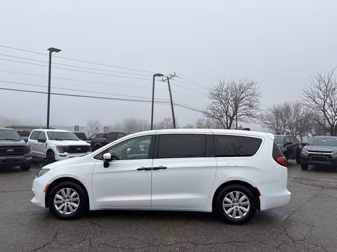 Used 2020 Chrysler Voyager L image 18