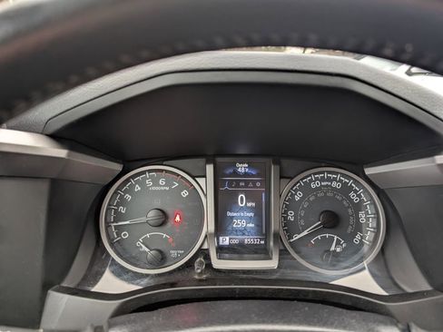 Used 2019 Toyota Tacoma SR5 w/ SR5 Appearance Package (SM) image 21