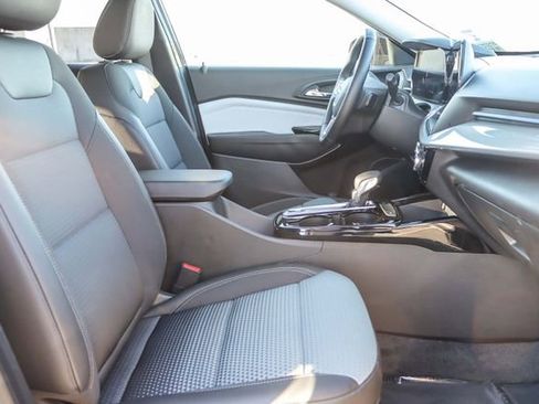 Used 2025 Chevrolet Trax LT w/ LT Convenience Package image 18