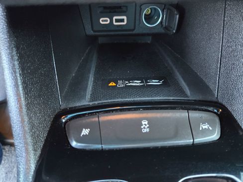 Used 2022 Chevrolet Bolt EUV Premier image 11