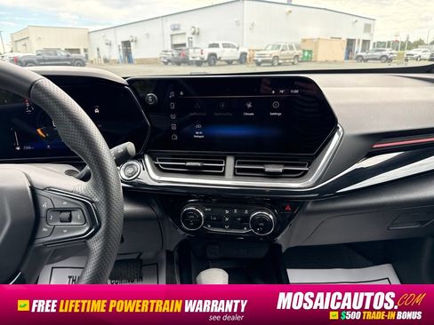 Used 2025 Chevrolet Trax RS FWD image 15