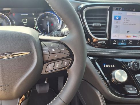 New 2026 Chrysler Pacifica Limited w/ S Appearance Package image 11