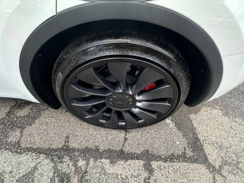 Used 2023 Tesla Model Y Performance image 23